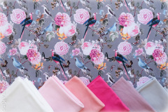 Puuvillane_trikotaaz_linnud_roosad_lilled_hallil