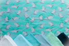 Puuvillane_trikotaaz_volditud_linnud_mundirohelisel_taustal